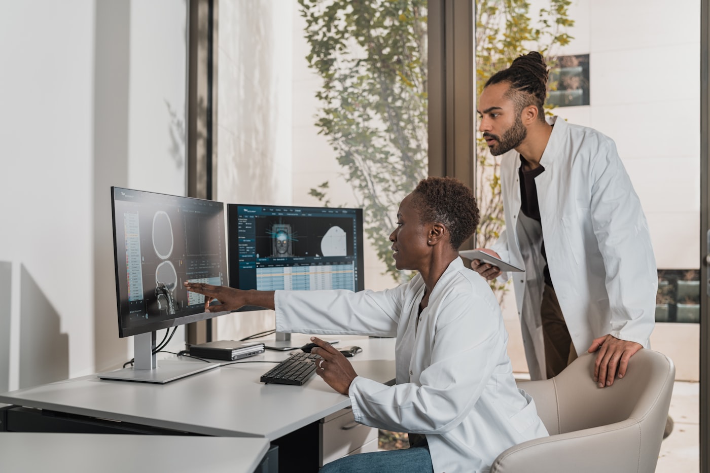 Equipe médica usando tecnologia em uma clínica
