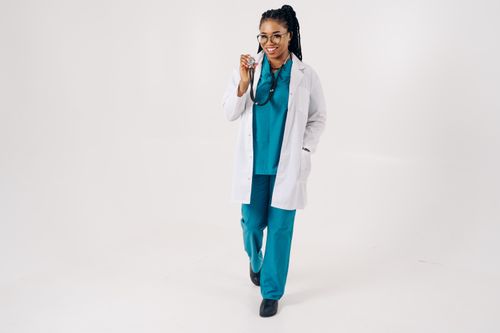 Dra. Juliana Fontes — médica sorrindo