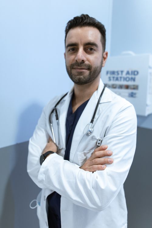 Dr. Rafael Menezes — médico em jaleco branco