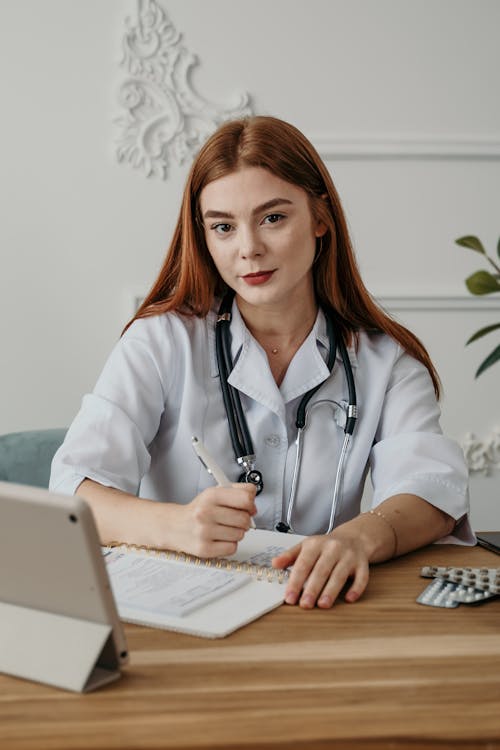 Dra. Helena Tanaka — médica jovem em consulta
