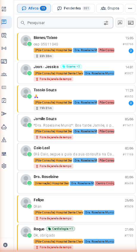 Inbox multicanal da Clinno com abas Ativos, Pendentes e Grupos, listando conversas com tags de status, janela de tempo e médico responsável